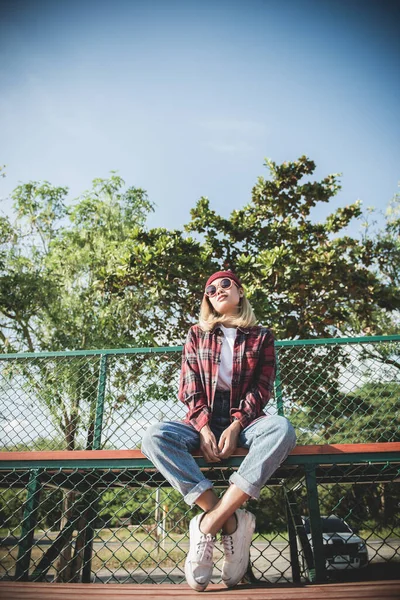 Azji Hipster Dziewczyna Pozować Dla Zrobić Zdjęcie Vintage Styl — Zdjęcie stockowe