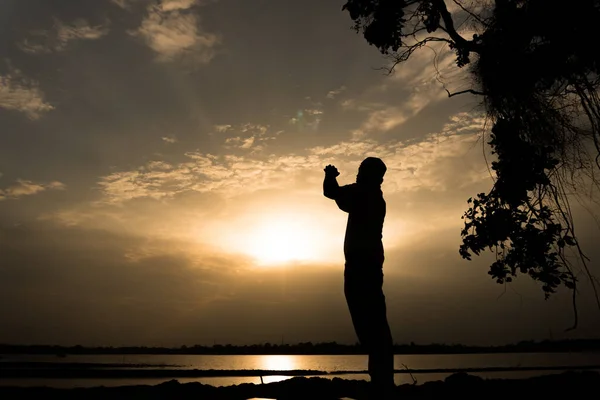 Silhueta Jovem Ásia Muçulmano Homem Orando Por Sol Com Luz — Fotografia de Stock