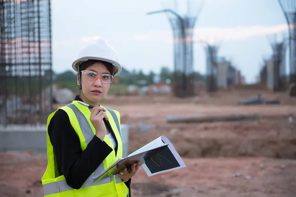 Ingenieurin Arbeitet Baustelle Der Bau Befindlichen Brücke — Stockfoto