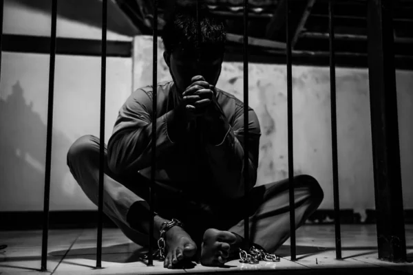 鉄の刑務所で絶望的なアジアの男 囚人の概念 タイの人々 自由への希望 刑務所で投獄された重大な囚人 — ストック写真