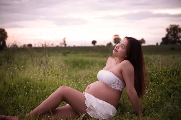 Portrait Jeune Femme Enceinte Plein Air — Photo