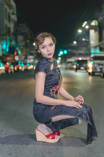 Portret Van Aziatische Vrouw Zwarte Jurk Weg Het Centrum Van — Stockfoto