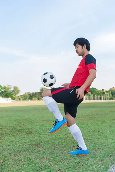 Porträt Des Asiatischen Fußballers Beim Aufwärmen Vor Dem Großen Spiel — Stockfoto