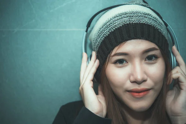Beautiful asian woman listen music with headphone, lifestyle of modern woman