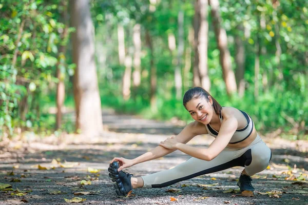 Asiatica Donna Sportiva Stretching Corpo Respirazione Aria Fresca Nel Parco — Foto Stock