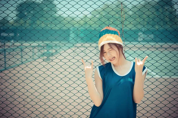 Portrait Hipster Girl Pose Take Photo Fence — ストック写真