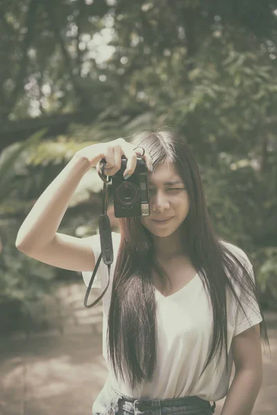Joyeux Hipster Girl Faisant Des Photos Avec Caméra Rétro Dans — Photo