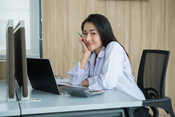 Ázsiai Túlórázik Irodában Üzleti Sok Munka Ellenőrizze Fájlt Laptop Thaiföld — Stock Fotó