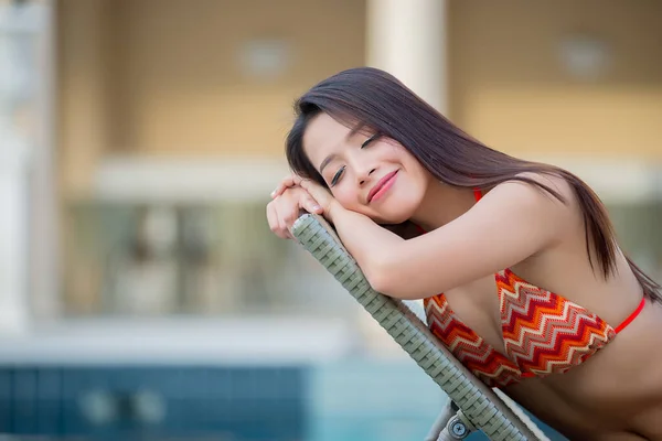 Retrato Mujer Sexy Asiática Piscina Tailandia Tiene Una Forma Cuerpo —  Fotos de Stock