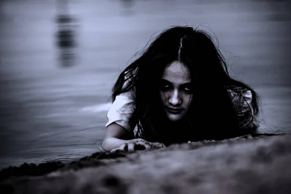 Bataklıktaki Asyalı Kadın Portresi Korku Sahnesi Korkunç Arka Plan Cadılar — Stok fotoğraf