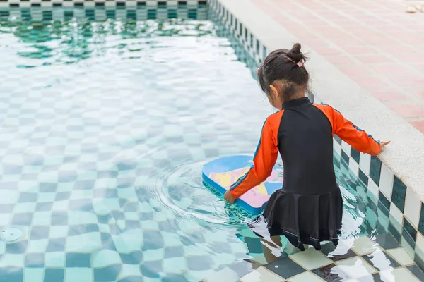 Das Kind Schwimmbad — Stockfoto