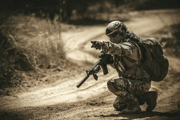 Soldater Specialstyrkor Mot Krig Öknen Thailändare Armésoldat Patrullerade Frontlinjen — Stockfoto