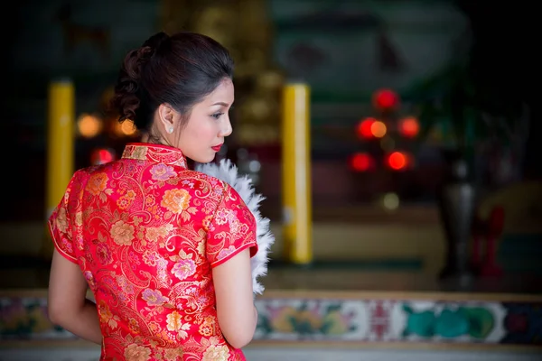 Portret Pięknej Azjatyckiej Kobiety Sukience Cheongsam Tajlandia Ludzie Happy Chinese — Zdjęcie stockowe