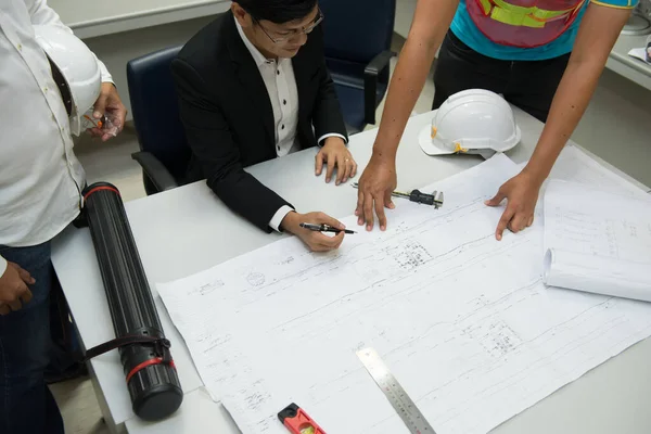 Tres Ingenieros Asiáticos Que Buscan Plan Papel Del Edificio Discuten — Foto de Stock