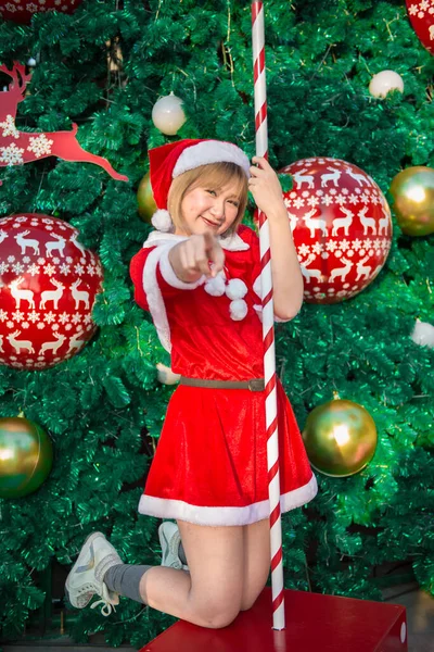 Mooie Jonge Aziatische Vrouw Santa Claus Kleding Buiten — Stockfoto