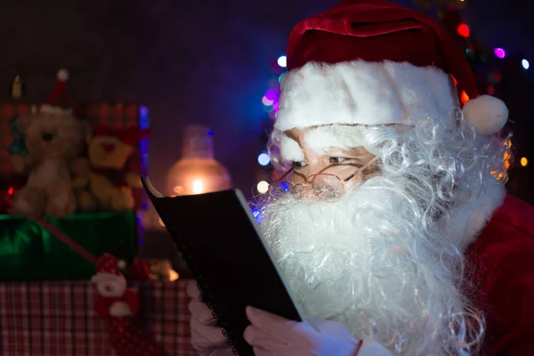 Santa Claus Leyó Libro Por Noche Casa Luz Del Libro —  Fotos de Stock