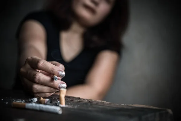 亚洲女人用手捏碎香烟 戒除烟瘾观念 无烟日 — 图库照片