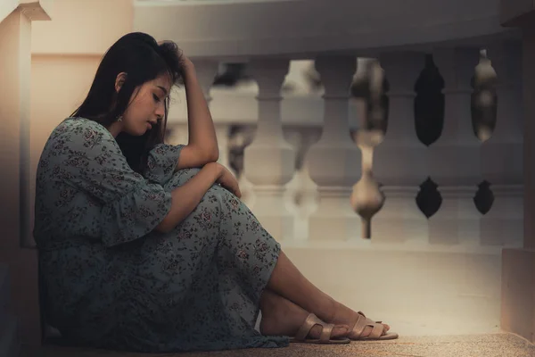 Wanita Cantik Thai Sangat Sedih Dari Cinta Tak Berbalas Memikirkan — Stok Foto