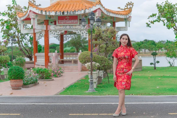 Feliz Año Nuevo Chino Mujer Asiática Vestida Con Ropa Tradicional — Foto de Stock