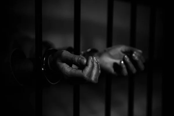 Hände Einer Frau Die Verzweifelt Versucht Das Eiserne Gefängnis Fangen — Stockfoto