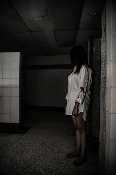 Close Mulher Usar Camisa Branca Quarto Escuro Conceito Filme Assustador — Fotografia de Stock