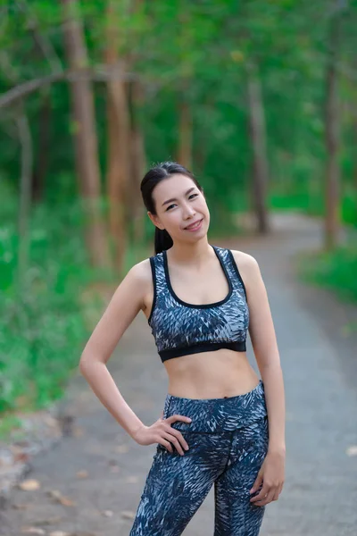 Femme Sportive Asiatique Étirant Corps Respirant Air Frais Dans Parc — Photo