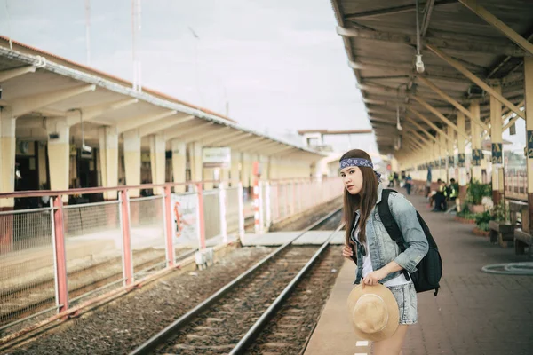 Азиатский Турист Ждать Поезд Вокзале Таиланд Хипстер Женщина Идти Путешествие — стоковое фото