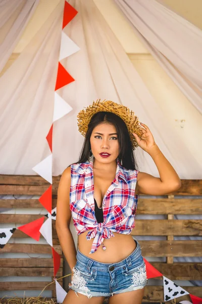 Porträtt Asiatisk Sexig Kvinna Cowgirl Stil Pose För Att Ett — Stockfoto