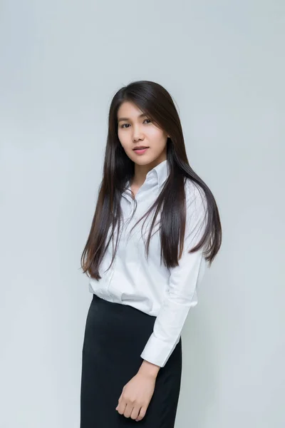 Πορτρέτο Της Όμορφης Ασιάτισσας Επιχειρηματία Φορούν Λευκό Πουκάμισο Λευκό Φόντο — Φωτογραφία Αρχείου