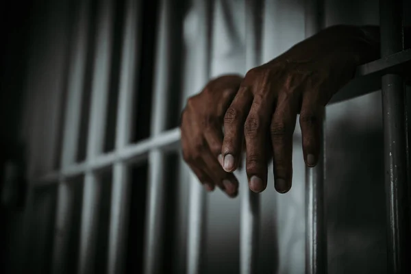 Demir hapishaneyi, esir konseptini, Tayland halkını yakalamak isteyen adamların elleri, özgür olmayı umuyoruz..