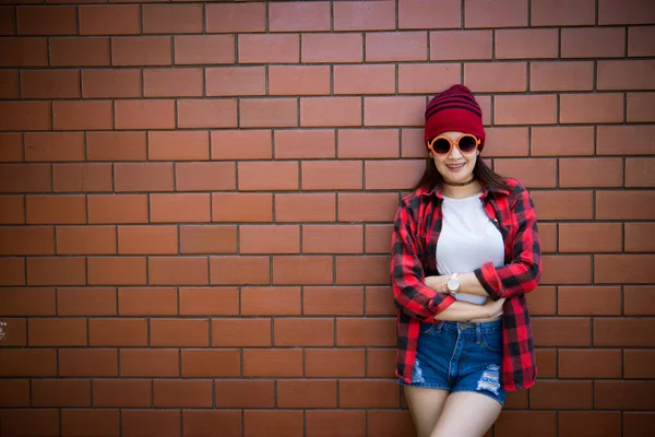 Retrato Menina Hipster Asiático Fundo Parede Tijolo Estilo Vida Pessoas — Fotografia de Stock