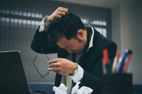 Asijský Podnikatel Zdůraznil Práce Zuřivý Tvrdé Práce Boss Stěžovat Projekt — Stock fotografie