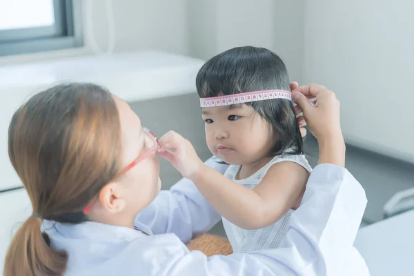 Asian Doctor Using Stethoscope Check His Breathing Heart Lovely Girl — 图库照片