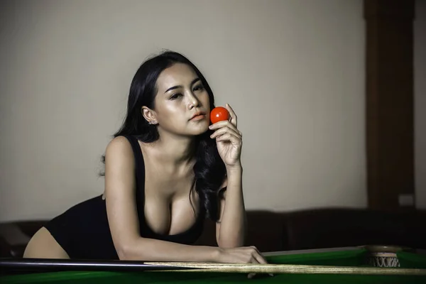 Портрет Азиатской Сексуальной Женщины Носить Черный Один Кусок Снукере Клуб — стоковое фото