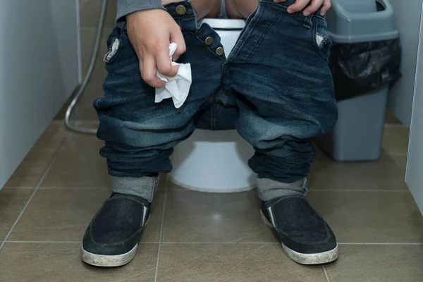 Asiatischer Mann Sitzt Auf Toilette Das Warten Ist Schmerzhaft Stuhlgang — Stockfoto