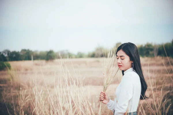 Glücklich Asiatische Frau Mit Schönen Stand Auf Zaun Feld Lebensstil — Stockfoto