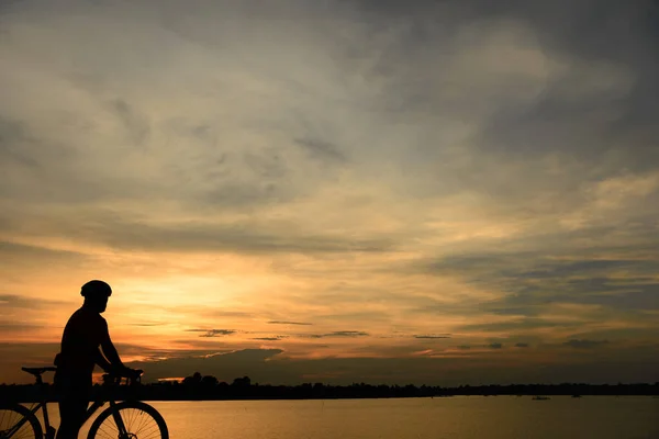 Sylwetka Azjatycki Przystojny Mężczyzna Rower Zachód Słońca — Zdjęcie stockowe
