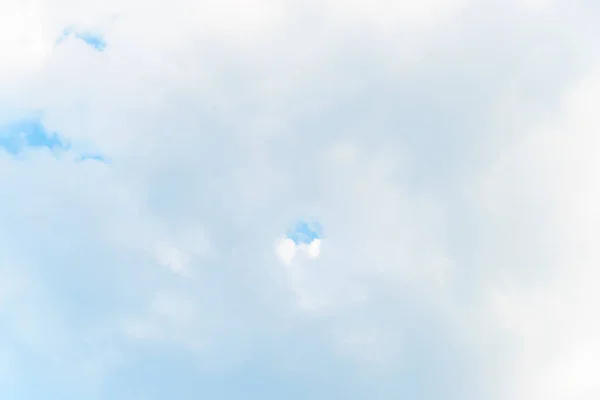 Білі Пухнасті Хмари Фоні Блакитного Неба — стокове фото