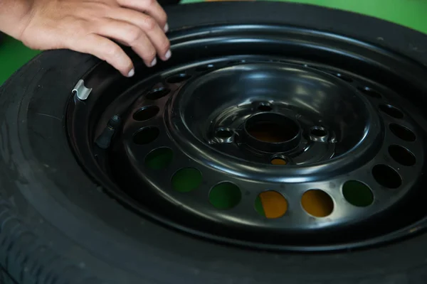 Technician Change Tire Garage According Maintenance Phase Check Problem Car — ストック写真
