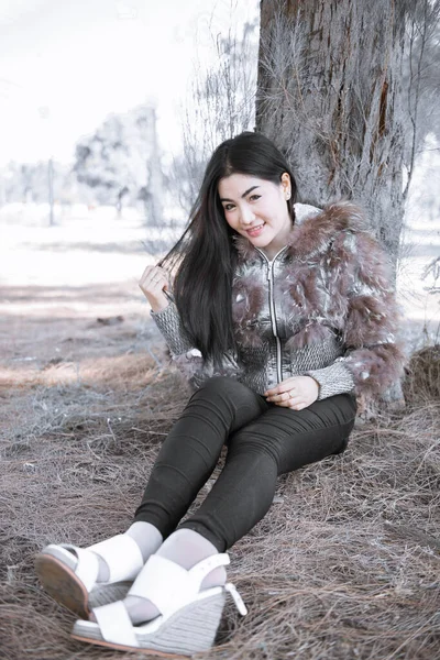 Portrait Belle Femme Toiles Hiver Forêt Pins — Photo