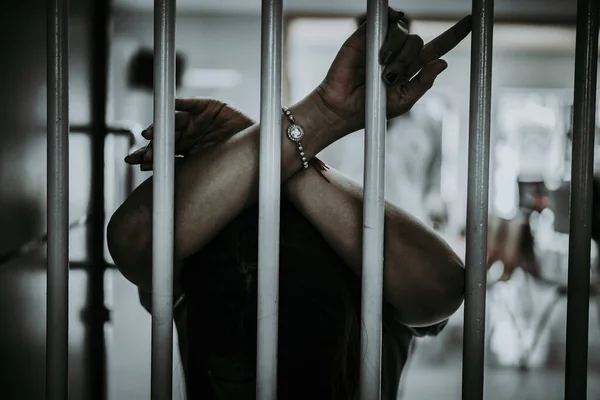 Портрет Женщины Отчаянно Пытающейся Поймать Железную Тюрьму Концепция Заключенного — стоковое фото