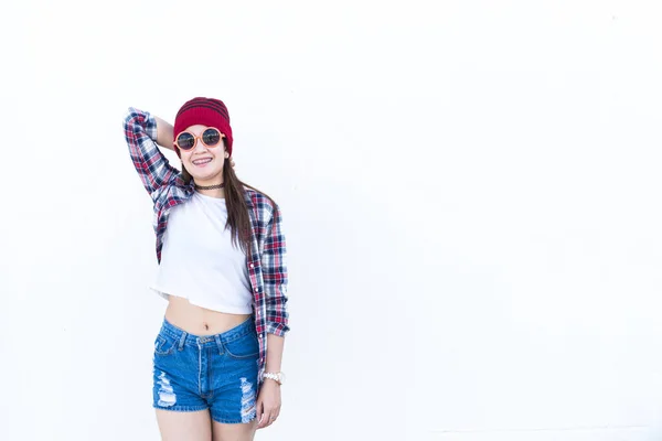 Porträt Der Schönen Asiatischen Hipster Mädchen Auf Weißem Wandhintergrund — Stockfoto