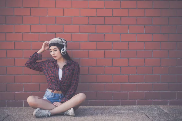 Retrato Asiático Hipster Menina Tijolo Parede Fundo — Fotografia de Stock