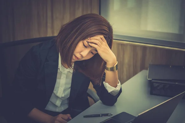 Jeune Femme Affaires Stressée Par Surcharge Travail Tout Travaillant Bureau — Photo