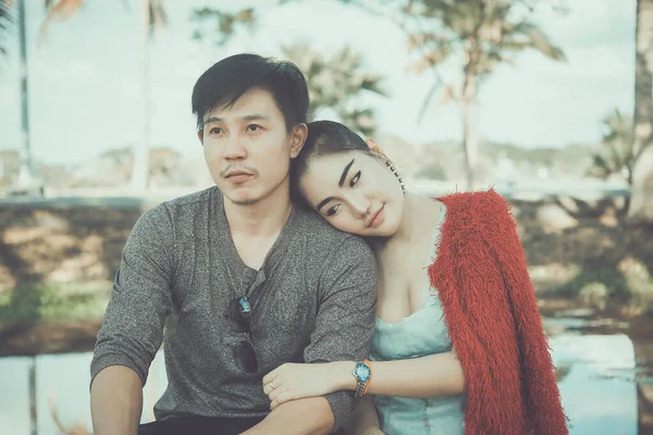 图为一对亚洲夫妇在情人节关于老式风格的照片 — 图库照片