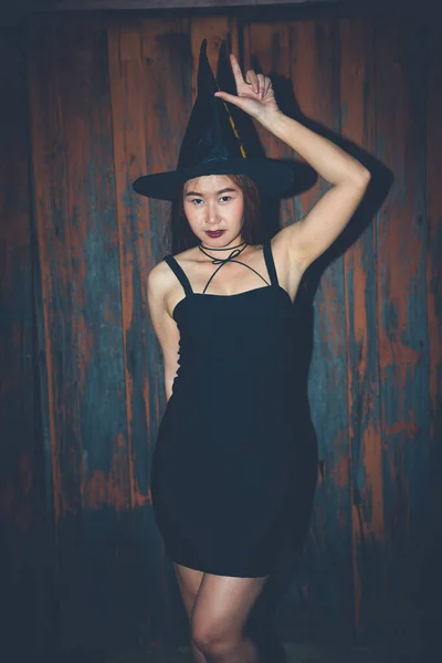 Азиатская Красивая Женщина Носить Черное Платье Колпаком Ведьмы Хэллоуин Концепции — стоковое фото