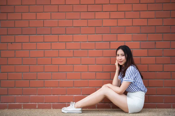 Porträt Asiatische Hipster Mädchen Auf Backsteinmauer Hintergrund Hippie Kleid Stil — Stockfoto