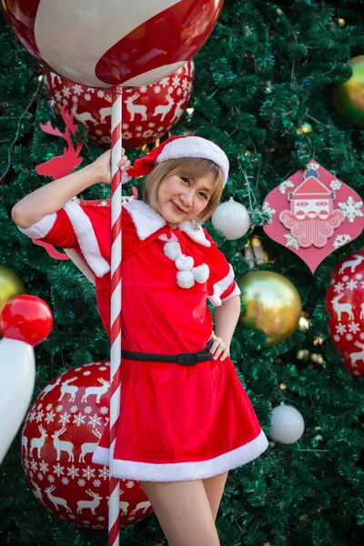 Schöne Junge Asiatische Frau Weihnachtsmann Klamotten Freien — Stockfoto