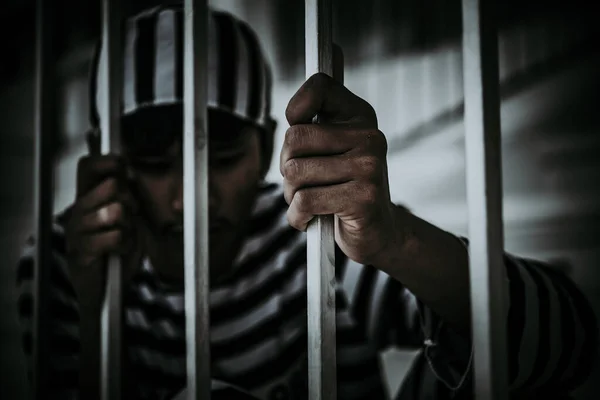 Ένας Άνθρωπος Απελπισμένος Πιάσει Την Σιδερένια Φυλακή Φυλακισμένος Έννοια — Φωτογραφία Αρχείου