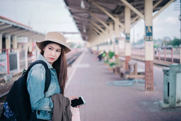 Asiático Turista Espera Tren Estación Tren Tailandia Hipster Mujer Viajar —  Fotos de Stock